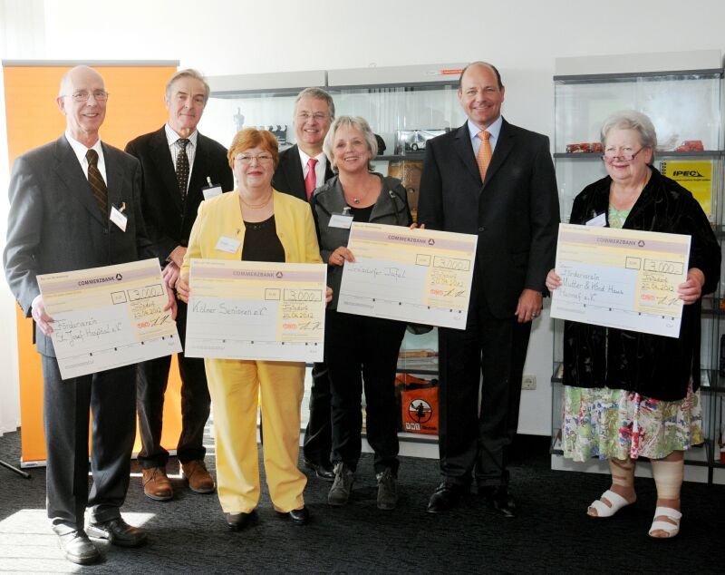 Bürgermeister Jablonski (Mitte) freute sich über Spenden für Troisdorfer Vereine.