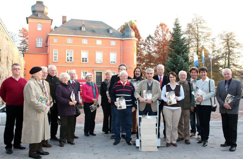 Die Autorinnen und Autoren stellten das neue Troisdorfer Jahresheft auf Burg Wissem vor.