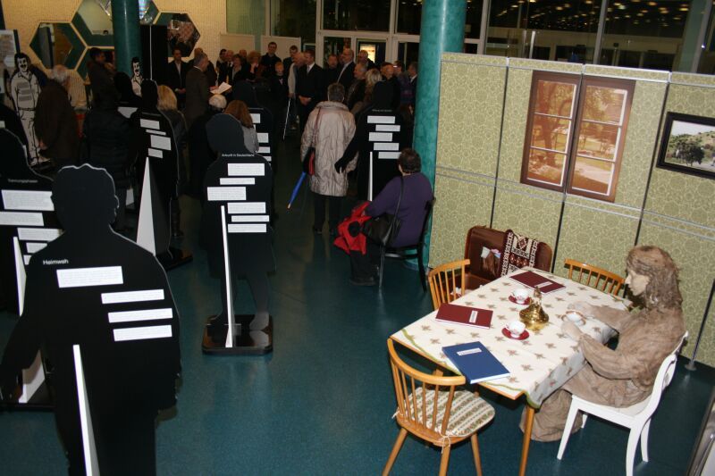 Szene aus der Ausstellung Lebensgeschichten im Rathaus-Foyer.