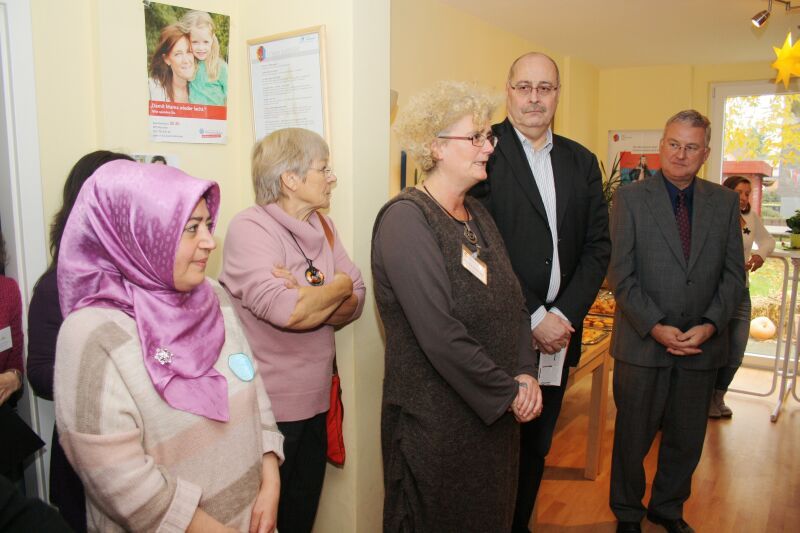 Bürgermeister Jablonski (rechts) gab den Startschuss zum Markt der Möglichkeiten.