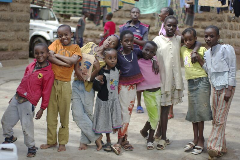 Zugunsten von Straßenkindern in Nairobi werden Bilder versteigert.