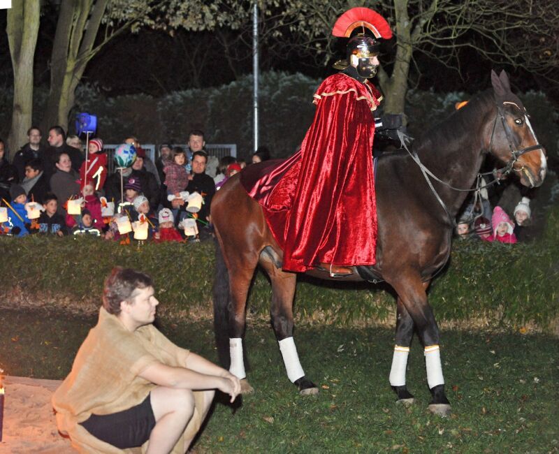 Sankt Martin und der Bettler zogen Kinder und Eltern in ihren Bann.