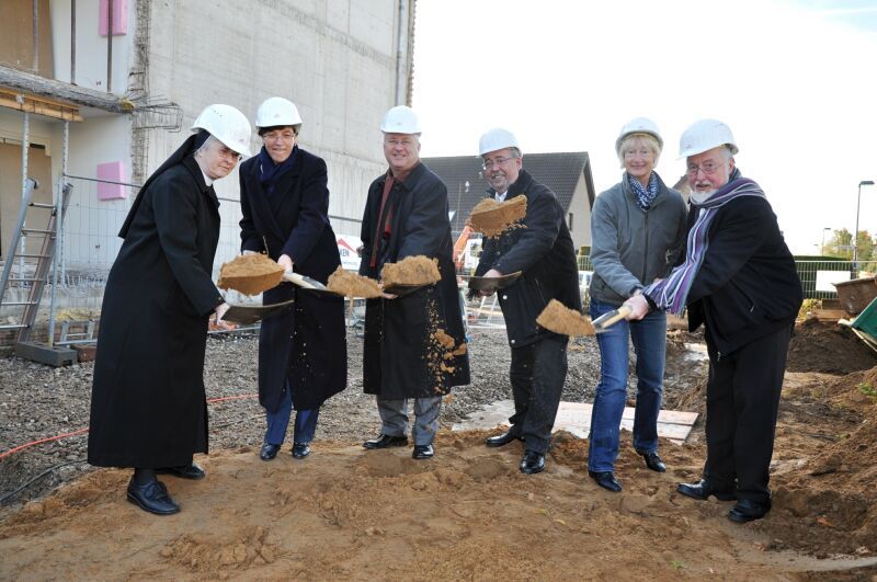 Beim Ersten Spatenstich packte auch Bürgermeister Jablonski mit an.