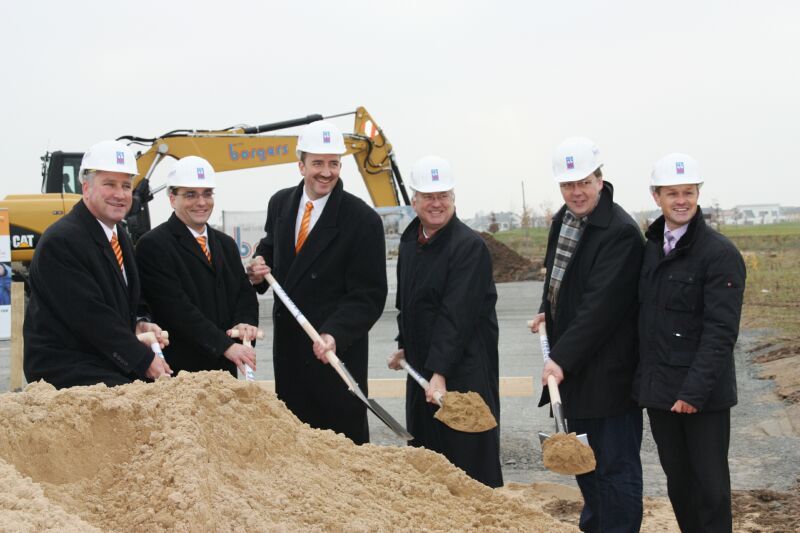 Bürgermeister Jablonski (Mitte) packte kräftig zu beim Spatenstich der Firma MicroControl.