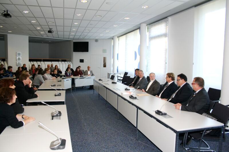 Bürgermeister Klaus-Werner Jablonski bergüßte Vertreter der Josefs-Gesellschaft und aus Behinderten-Initiativen im Rathaus.