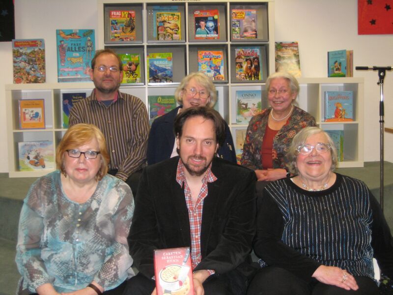 Viel Spaß beim Jubiläum: untere Reihe Fördervereinsmitglieder Heike Patzer und Erika Abendroth mit Autor Carsten Sebastian Henn, obere Reihe v.l. Fördervereinsmitglieder René Aden, Eva-Maria Hyna und Vorsitzende Ingeborg Haase.