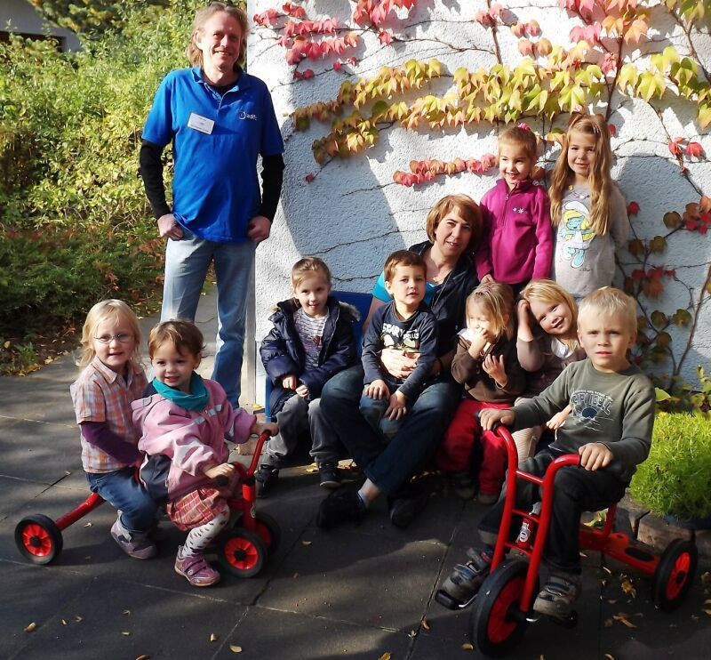 Guido Kopp vom ADFC Troisdorf übergab den Kindern und Kita-Leiterin Beate Hecht (hockend) die Räder-Spende.
