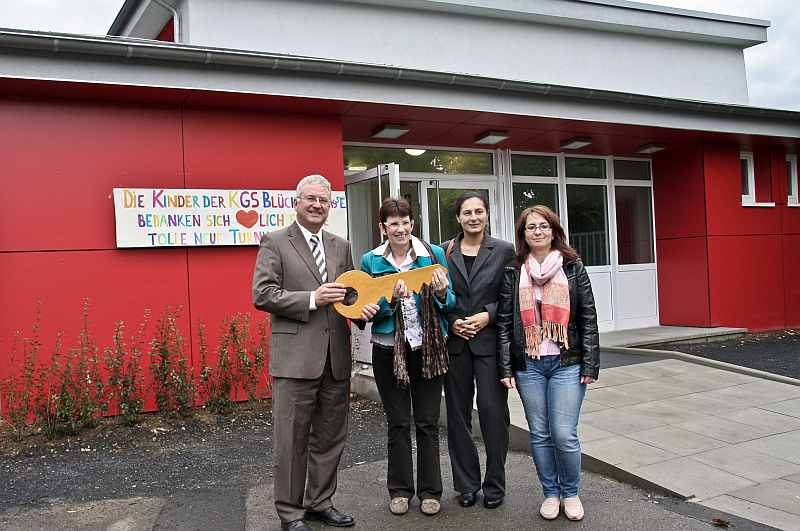 Bürgermeister KW Jablonski, Schulleiterin Dagmar Kern, Schulpflegschaftsvorsitzende Nurcan Deniz und die pädagogische Leitung der Trogata Olga Overath bei der symbolischen Schlüsselübergabe
