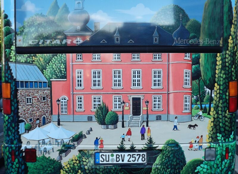 Bus von hinten mit Burg von vorn.