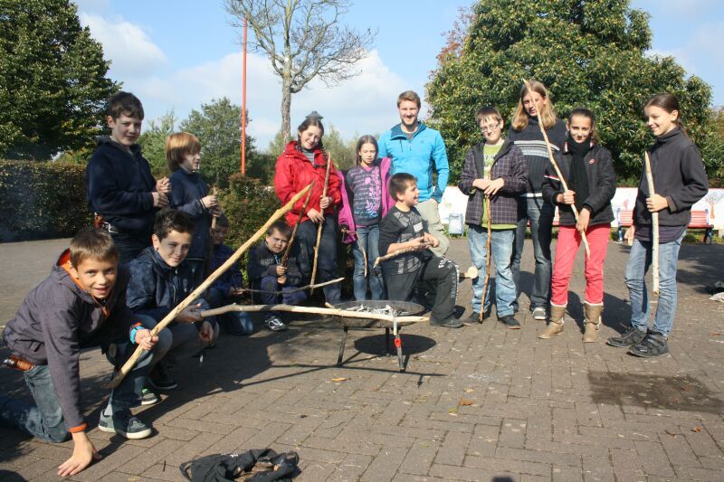 Vorfreude auf Stockbrot: Troisdorfer Kinder machten "Überlebenstraining" op de Hött.