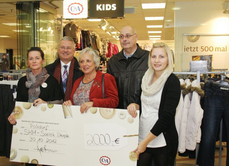 Der C&A Kids-Store Troisdorf hilft mit einer Spende Troisdorfer Kindern.