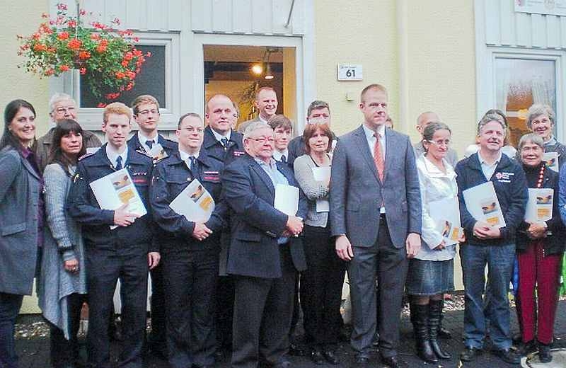 Dezernent Dr. Kuhnert (Mitte vorne), Birgit Binte-Bingen (1. v.l.)und Ricarda Aßmann (2. v.l.) vom Diakonischen Werk An Sieg und Rhein und  der stellv. Leiter des Sozial- und Wohnungsamtes, Udo Bartke (Mitte hinten) mit den ausgezeichneten Ehrenamtlichen.