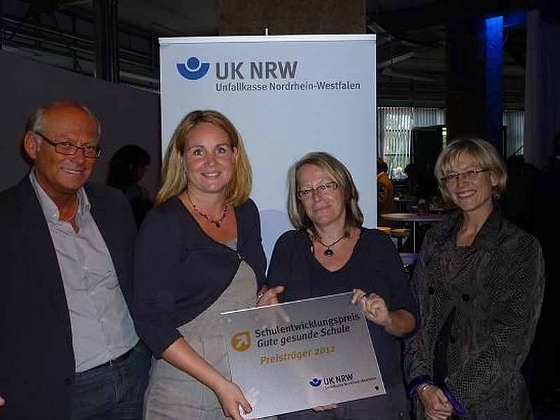 Heinz Eschbach, 1. Beigeordneter der Stadt Troisdorf freut sich mit Vera Schlecht-Geschke und Anja Kohrs über die Auszeichnung durch Frau Schikorra vom