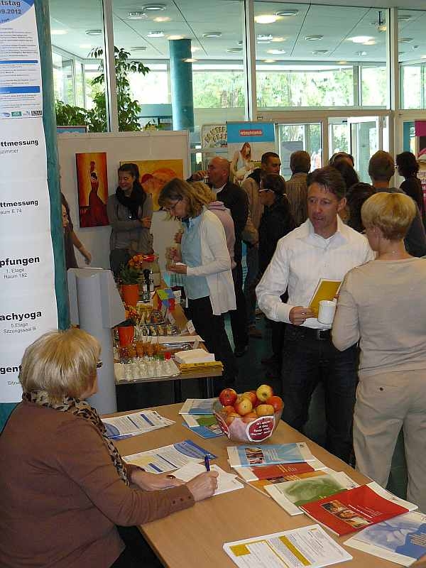 Viele Informationen konnten die städtischen Mitarbeiter beim 3. Gesundheitstag im Rathaus-Foyer sammeln.