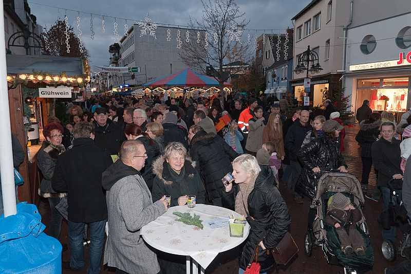 Weihnachtliche Stimmung in der Troisdorfer Fußgängerzone beim 'Winterwald 2012'