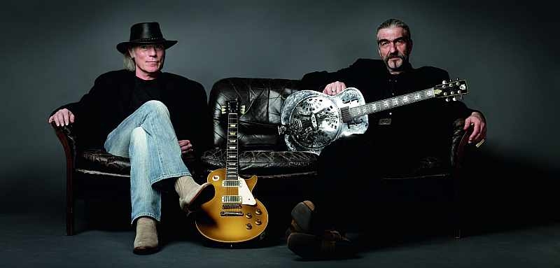 Bargel Heuser mit Gitarren auf dem Sofa