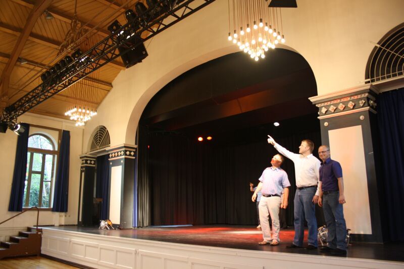 Im Saal Zur Küz wurde die Beleuchtungsanlage des Bürgerhauses Mitte installiert.