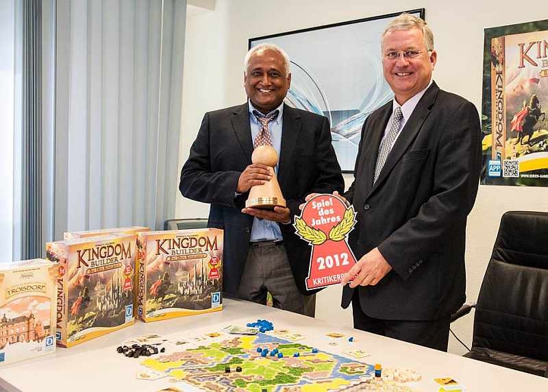 Im Beisein von Troisdorfs Bürgermeister Klaus-Werner Jablonski stellte Geschäftsführer Rajive Gupta das Siegerspiel vor.