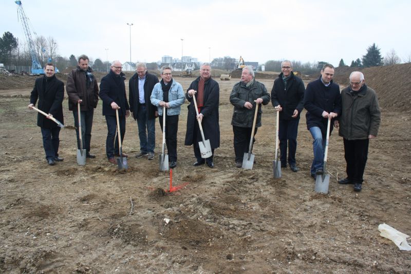 Tatkräftige Unterstützung erhielt Bürgermeister Klaus-Werner Jablonski (5.v.r.) beim Ersten Spatenstich für den neuen Sportpark.