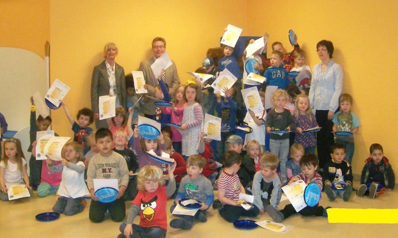 Buntes Zertifikat für bärenstarke Bewegung: Die Kinder mit v.l. Gabriele Engels, Rolf Alfter und Ulrike Tüttenberg.