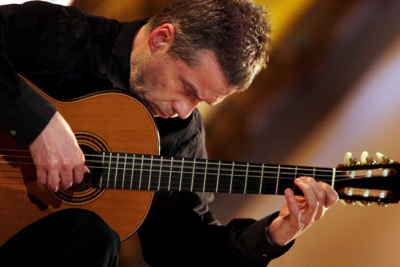 Der im In- und Ausland bekannte Gitarrenvirtuose Friedemann Wuttke kommt ins Troisdorfer Kunsthaus.