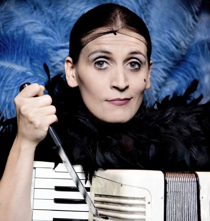 Die Kabarettistin La Signora tritt mit Quetschebüggel in der Küz auf.