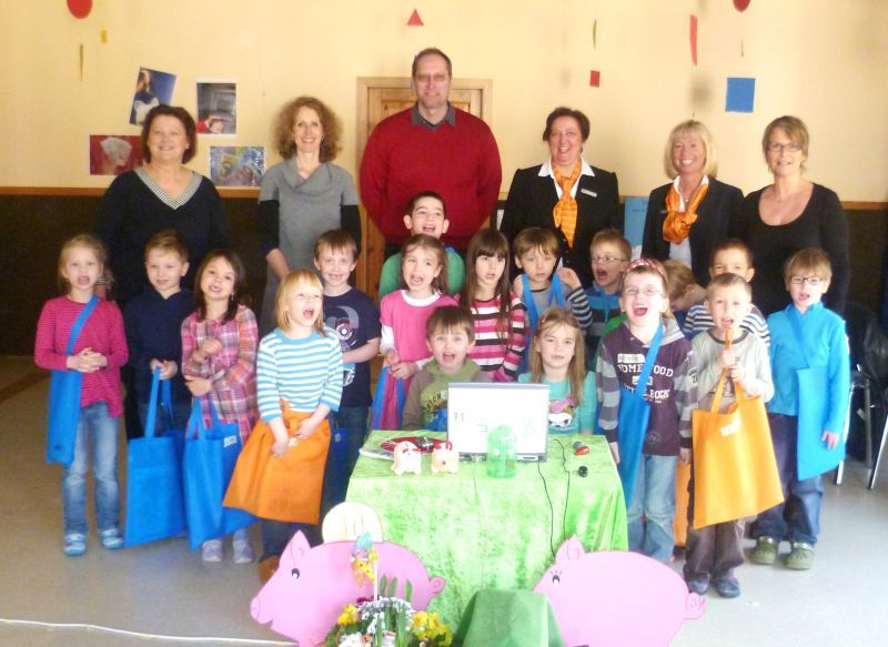 Mehr Wissen über Zahlen und PCs: Die Kinder mit v.l. hinten Kita-Leiterin Ingrid Orth, einer Medienpädagogin, Jugendamtsleiter Markus Wüst sowie Mechthild Engels und Beatrix Haupt von der VR-Bank Rhein-Sieg.