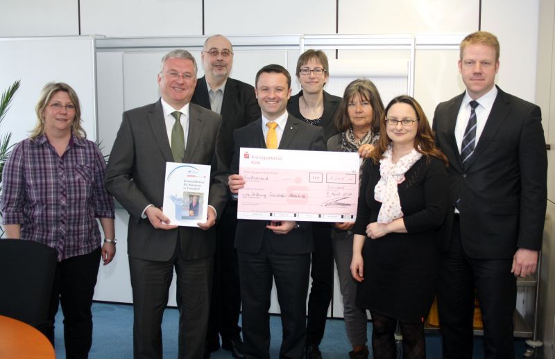 Ein Scheck für die Altenhilfe und der neue Einkaufsführer für Senioren wurden im Rathaus überreicht.