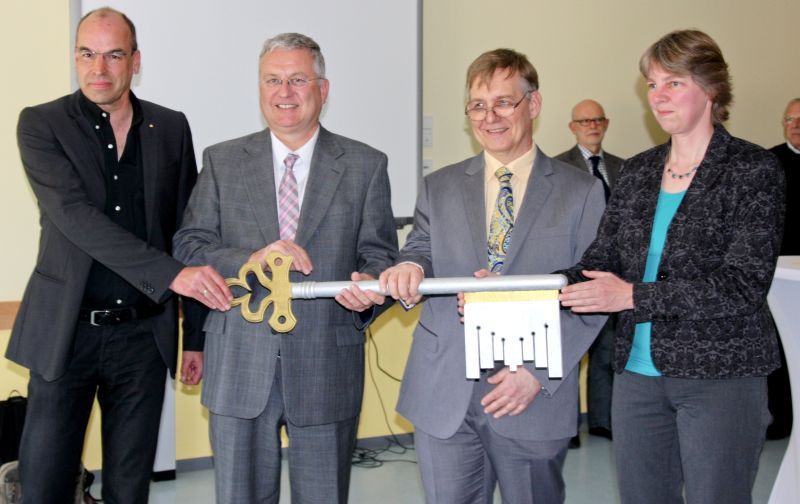 Feierliche Schlüsselübergabe mit Bürgermeister Klaus-Werner Jablonski (2.v.l.).