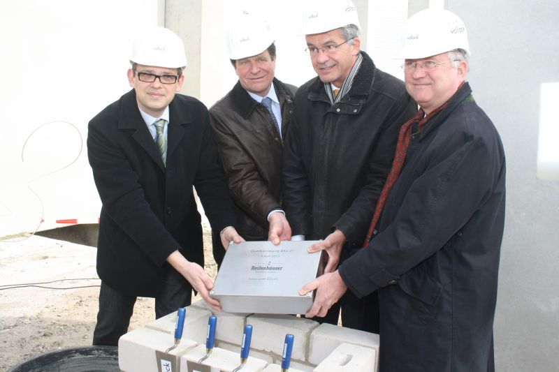 Der Grundstein für eine neue Produktionshalle der Firma Reifenhäuser wurde gelegt.