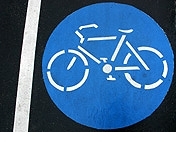 Die mit dem Rad-Zeichen markierten Radwege müssen beachtet werden.