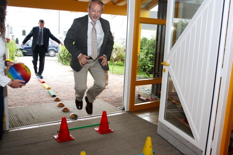 Kreissozialdezernent Allroggen, überaus vital, absolvierte einen Parcours am Kita-Eingang.