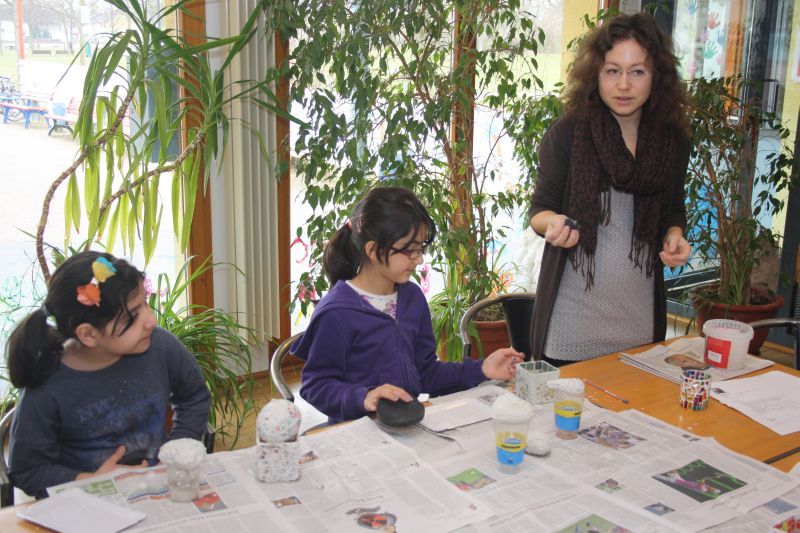 Darja Shatalova zeigte Troisdorfer Kindern die Mosaik-Kunst.