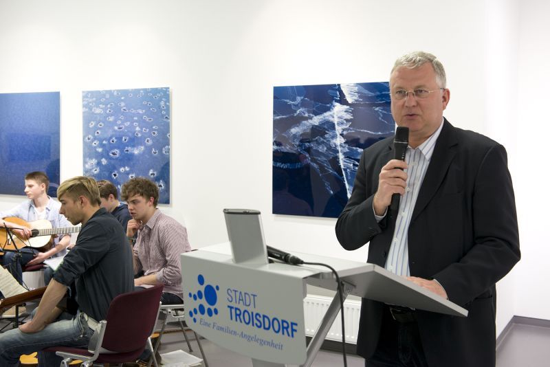 Bürgermeister Klaus-Werner Jablonski eröffnete die Fotoausstellung mit Landschaftsbildern.