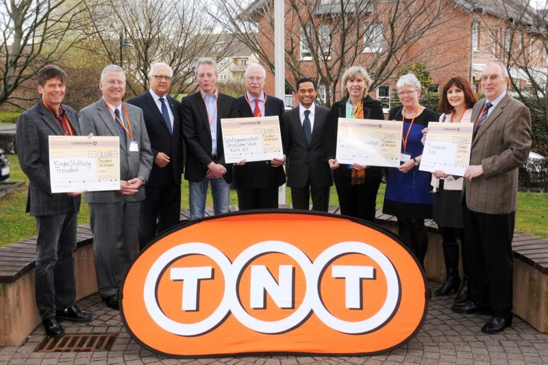 Bürgermeister Klaus-Werner Jablonski und 6.v.l. TNT-Express-Chef Mark Fonseca bei der Spendenübergabe.