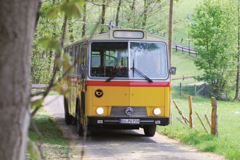 Mit dem original Schweizer Postbus geht die Fahrt von Burg Wissem zu den drei weiteren Heide-Portalen.