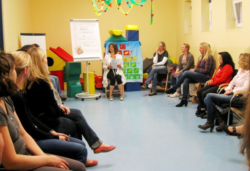 Vertreterinnen des Vereins kivi erläuterten Eltern in der Kita Lambertusstraße die Ernährungspyramide.