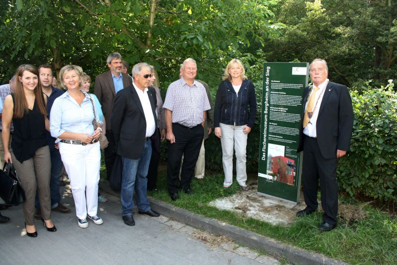 Bürgermeister Klaus-Werner Jablonski (3.v.r.) eröffnete den Fisch-Lehrpfad zum Fischerei-Museum.