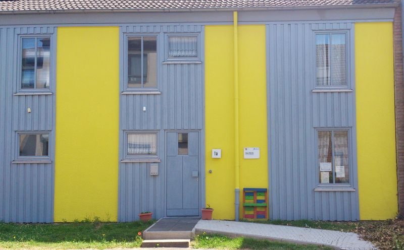 In freundlichen Farben erstrahlt jetzt einladender denn je das Nachbarschaftshaus Haus Oberlar.