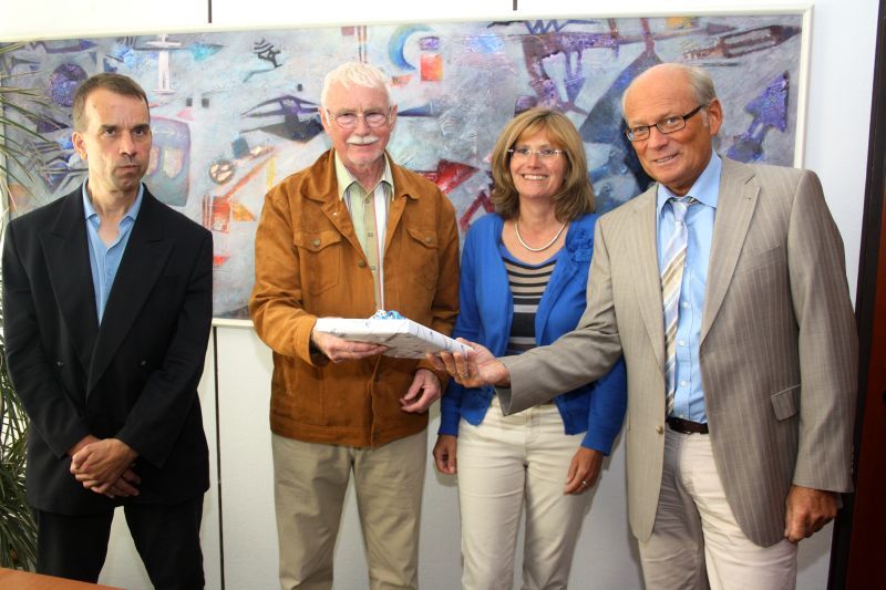 Konrad Berger (2.v.l.) wurde aus dem Ehrenamt der Schiedsperson verabschiedet.