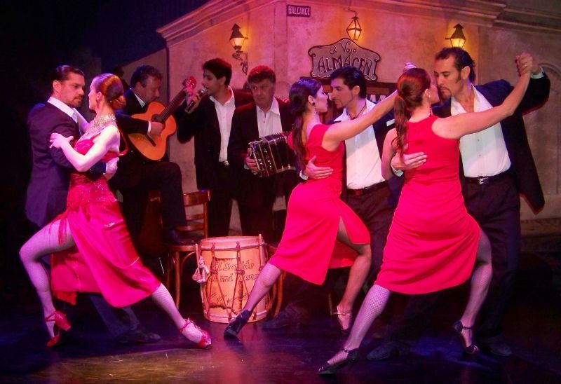 Die Tänzer und Musiker der Compagnie Nau und Pereyra.