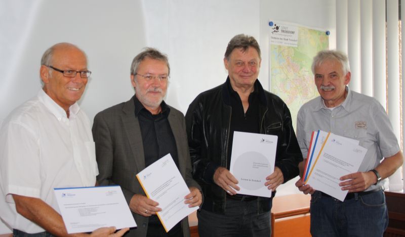 Kooperieren zum Wohl Troisdorfer Kinder: v.l. Erster Beigeordneter Heinz Eschbach, Schulamtsleiter Karl-Heinz Theus und die Schulleiter Gerd Fischer und Peter Simon.