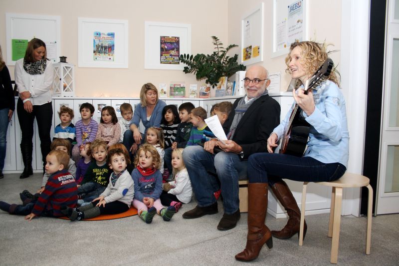 Kita-Leiterin Kerstin Oberheide an der Gitarre lud Kinder und Gäste zum Singen ein.