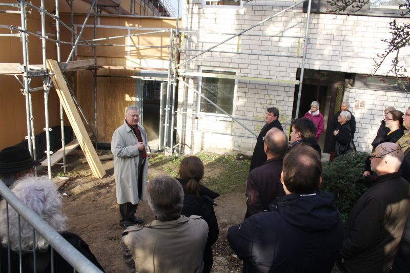 Neue Kita in Spich: Bürgermeister Klaus-Werner Jablonski begrüßte zahlreiche Gäste zum Richtfest am Bürgerhaus.