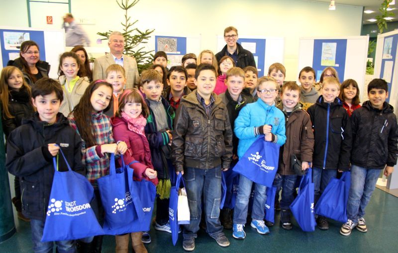 Idylle auf Grußkarte: Burak Serdaroglu (vorne Mitte) gewann den diesjährigen Malwettbewerb, hinten links Bürgermeister Klaus-Werner Jablonski, rechts Lehrer Martin Bentlage.