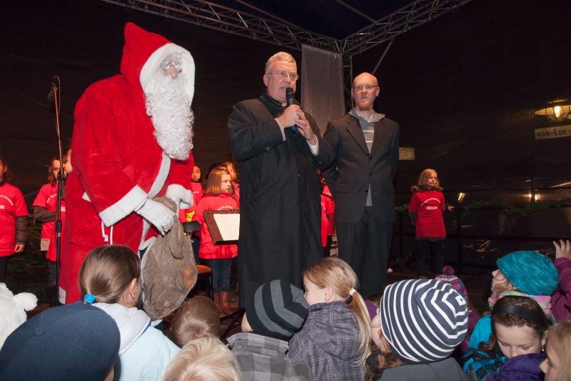 Bürgermeister Klaus-Werner Jablonski eröffnete zusammen mit Weihnachtsmann und Kinderchor den Winterwald.