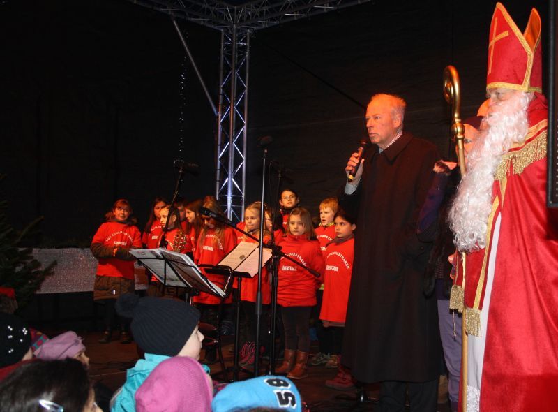 Vize-Bürgermeister Manfred Catrin eröffnete im Beisein des Nikolaus und des Schulchors Schlossstraße den Markt.