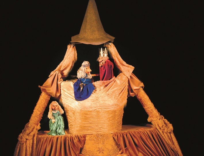 Viel Spaß beim Märchen von Dornröschen, diesmal im Hochzeitskleid.