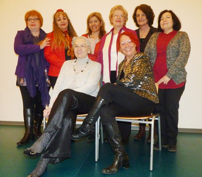 Gehen imaginär auf Weltreise: Das rührige Ensemble der Frauentheatergruppe mit Regisseurin Luce Eberlein (vorne rechts).