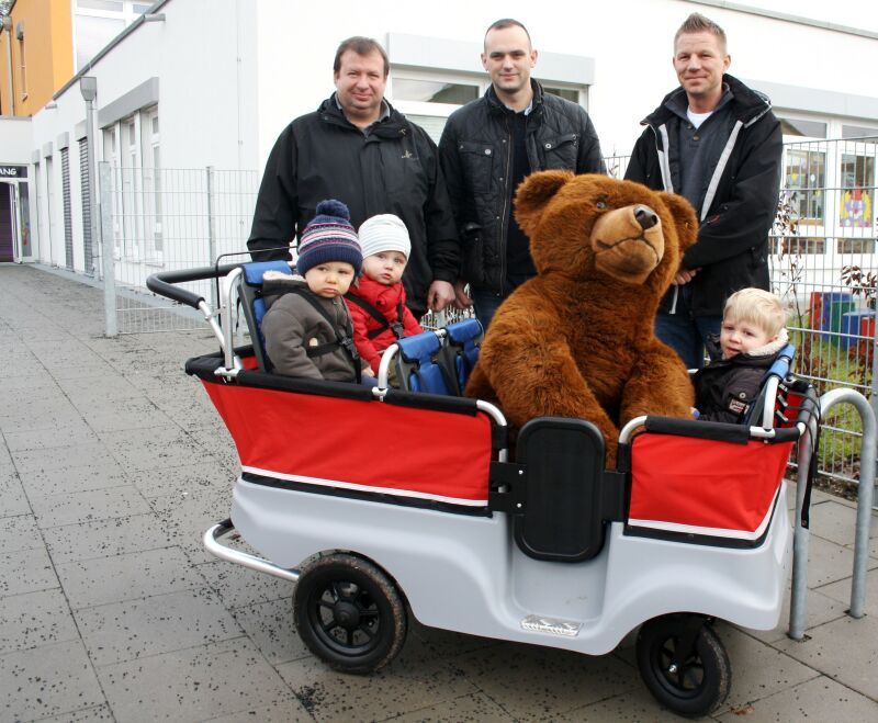 Drei Sponsoren freuten sich über das bärenstarke Gefährt der Kita.